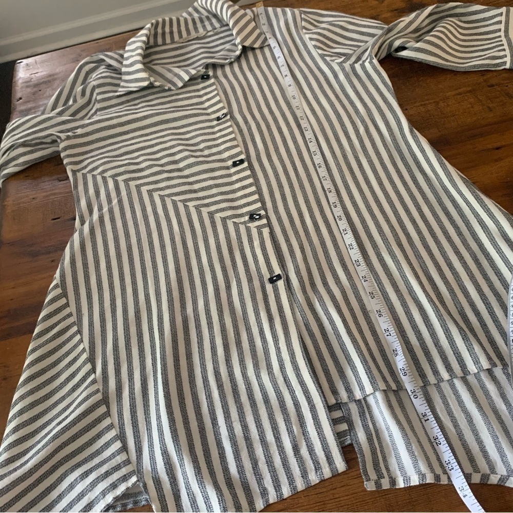 SOFT Surroundings Linen Blend Long Sleeve Asymmetrical Hem Button Down Sz S - Picture 8 of 9
